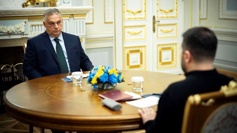 ハンガリーのオルバン首相（左）とウクライナのゼレンスキー大統領＝２日、ウクライナ首都キーウ/Zoltan Fischer/MTI/AP