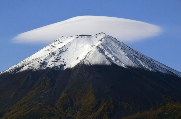 富士山でオーバーツーリズム対策として、通行料２０００円などが導入された/Kyodo News/Getty Images via CNN Newsource