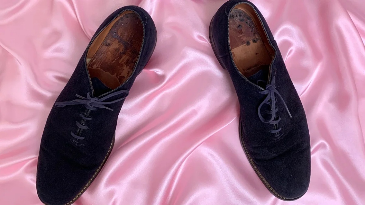プレスリーが所有していた青色のスエードの靴が約２４００万円で落札された
