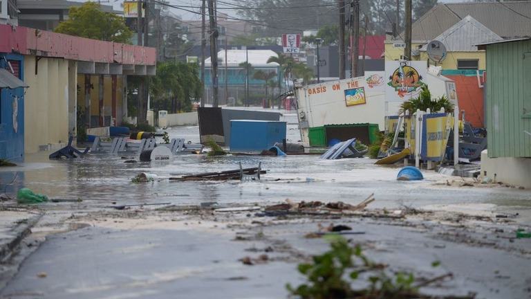 ハリケーンの襲来で冠水したカリブ海の島国バルバドス首都近郊の街路/Ricardo Mazalan/AP