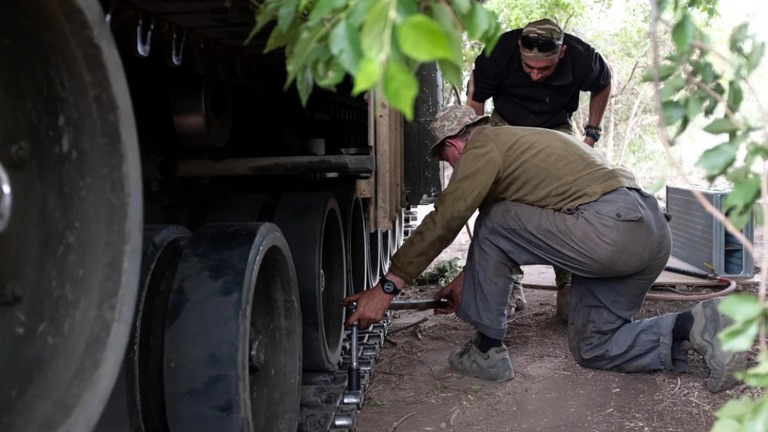 米国から供与された主力戦車を修理するウクライナ軍の兵士/Mick Krever/CNN