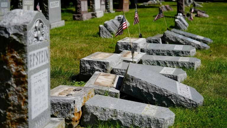 米オハイオ州のユダヤ人の墓地２カ所で１７６基の墓石が倒されたり破壊されたりした/Liz Dufour/The Enquirer/USA Today Network