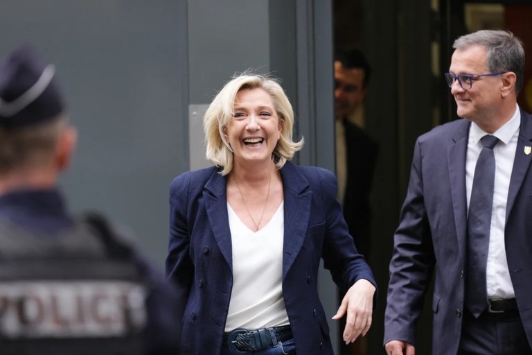 ＲＮを率いるルペン前党首とアリオ・ペルピニャン市長＝２日、パリ/Dimitar Dilkoff/AFP/Getty Images