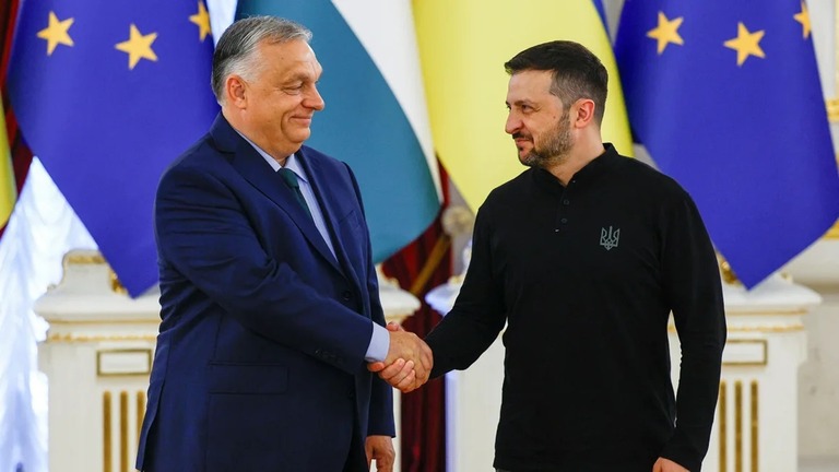 会談前に握手を交わすハンガリーのオルバン首相（左）とウクライナのゼレンスキー大統領（右）＝２日、ウクライナ・キーウ/Valentyn Ogirenko/Reuters