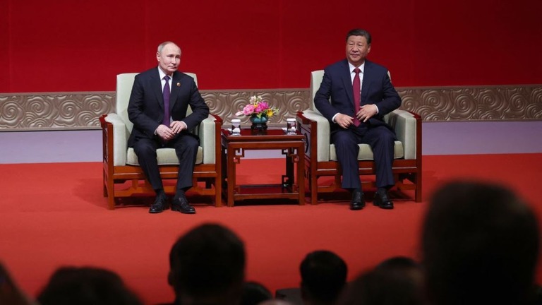 中国の習近平国家主席（右）とロシアのプーチン大統領＝５月、中国・北京/Alexander Ryumin/Pool/AFP/Getty Images/File