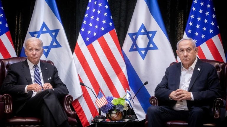 イスラエル戦時内閣の会合に出席するバイデン米大統領とネタニヤフ首相＝２０２３年１０月１８日、イスラエル・テルアビブ/Miriam Alster/Pool/AFP/Getty Images/File
