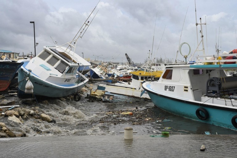 ハリケーン「ベリル」により損傷した漁船＝１日、カリブの島国バルバドス/Randy Brooks/AFP/Getty Images
