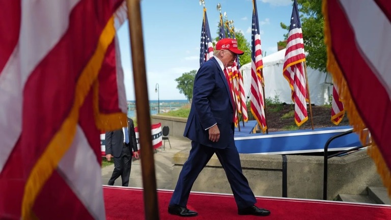 米ウィスコンシン州ラシーンで選挙集会を行った後、会場を後にするトランプ前大統領/Scott Olson/Getty Images