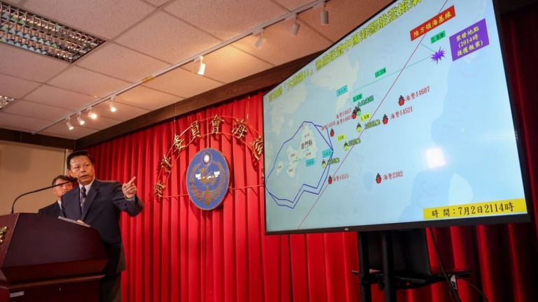 記者会見で説明する海巡署の幹部＝３日、台北/I-Hwa Cheng/AFP/Getty Images
