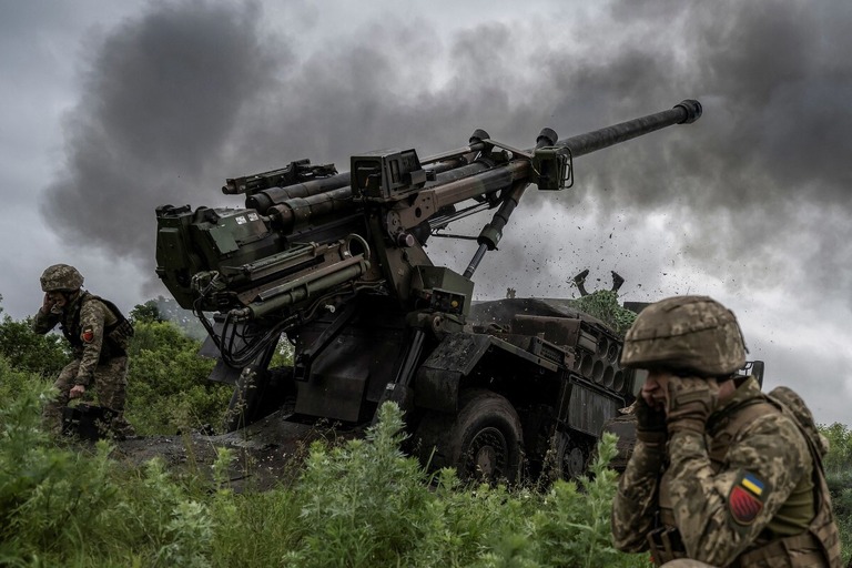 自走榴弾砲を射撃するウクライナ兵＝５月３１日、ウクライナ東部ドネツク州/Viacheslav Ratynskyi/Reuters/File