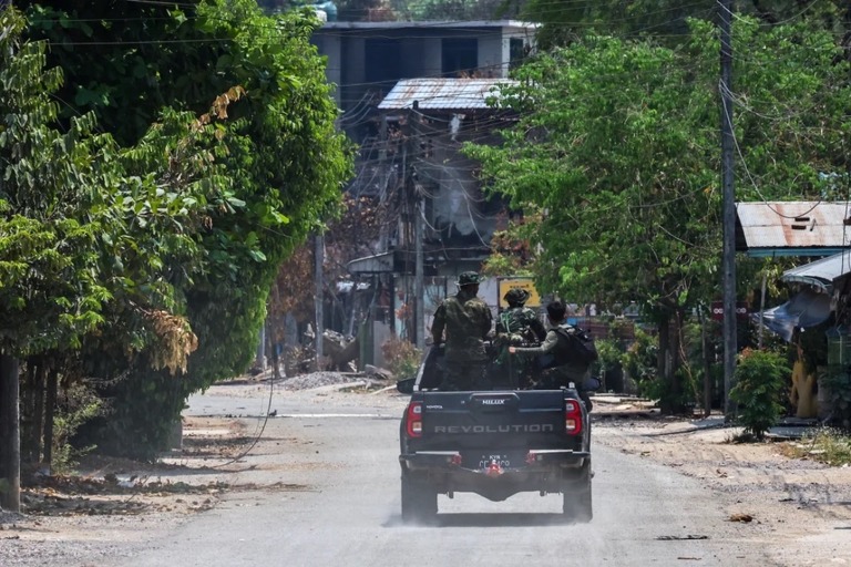 反政府勢力「カレン民族同盟」の兵士＝４月、タイと国境を接する南東部ミャワディ/Athit Perawongmetha/Reuters