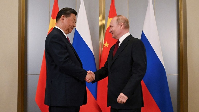 上海協力機構に合わせた首脳会談で握手を交わすプーチン大統領（右）と習近平国家主席/Sergei Guneev/Sputnik/Reuters