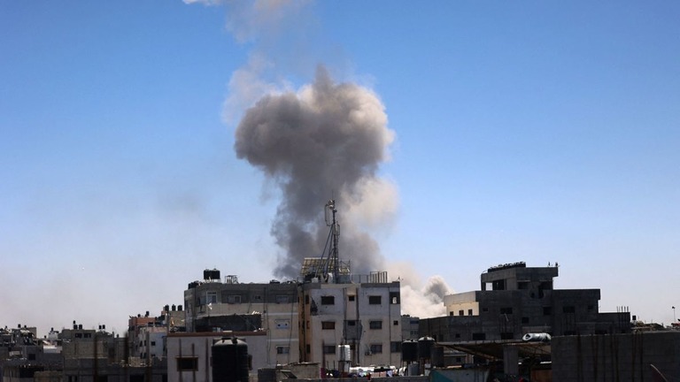 ガザ市内のシュジャイヤ地区に対するイスラエル軍の爆撃で立ち上る煙/Omar Al-Qattaa/AFP/Getty Images