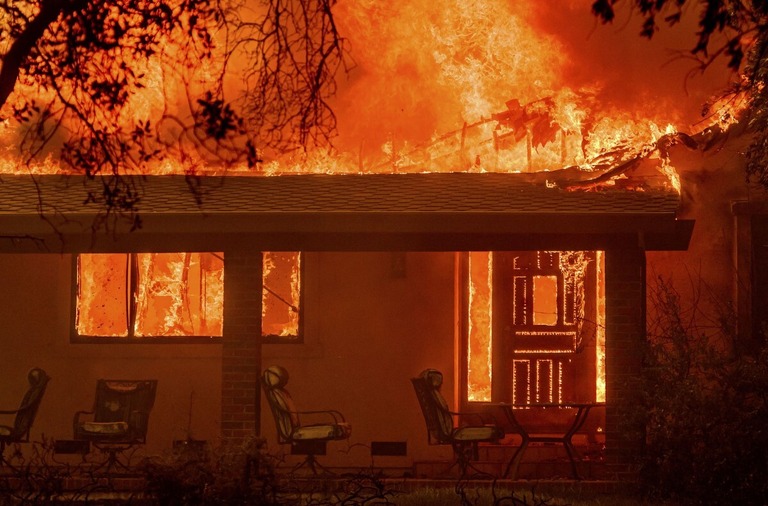山火事のため米カリフォルニア州オーロビルでは数千人が避難を命じられた/Josh Edelson/AFP/Getty Images