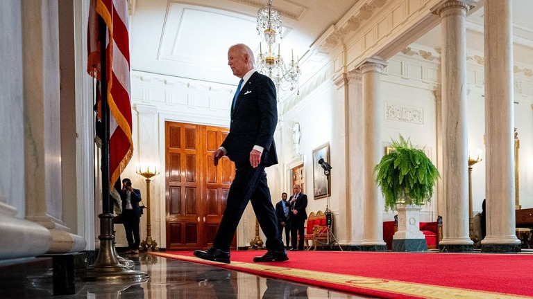 今月１日、米ホワイトハウスでメディアへの対応を終え、会見場を後にするバイデン氏/Andrew Harnik/Getty Images