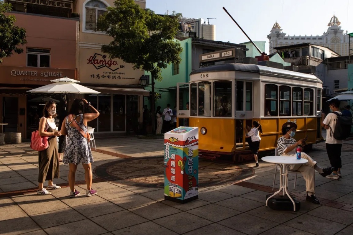 マカオを構成する南のタイパ島にあるポルトガル様式の路面電車/Eduardo Leal/Bloomberg/Getty Images