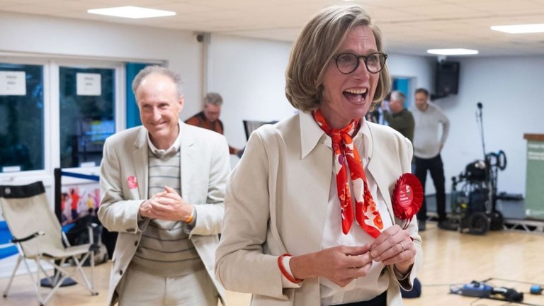 英ウェールズ・モンマスの選挙区で当選を喜ぶ労働党のキャサリン・フークス候補/Matthew Horwood/Getty Images