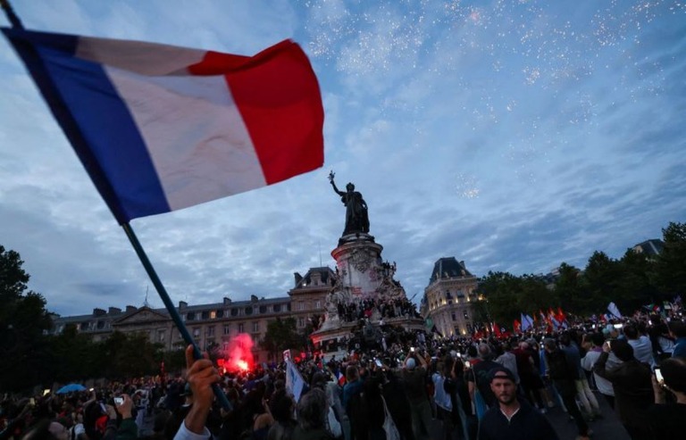 フランスで行われた総選挙の決選投票で、左派の政党連合「新人民戦線（ＮＦＰ）」が第１党になる見通しとなった/Emmanuel DunandAFP/Getty Images