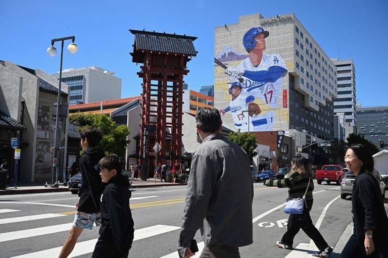 都ホテルの壁に描かれた大谷翔平選手/Robyn Beck/AFP/Getty Images