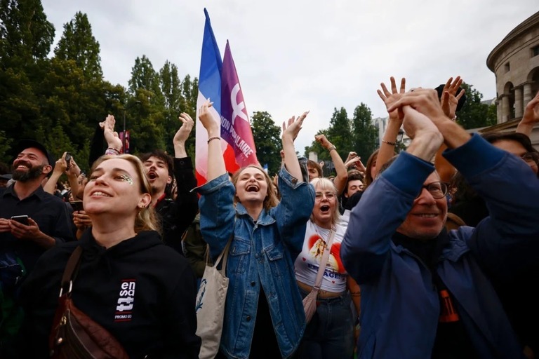 投票結果を受けて喜びに沸く左派「不屈のフランス」の支持者＝フランス首都パリ/Yara Nardi/Reuters