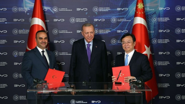 中国の電気自動車（ＥＶ）大手ＢＹＤがトルコに工場を建設すると発表した。
（左から）、カジュル産業技術相、エルドアン大統領、王伝福ＣＥＯ＝８日、トルコ・イスタンブール
/Mustafa Kamaci/Turkish Presidency/Anadolu/Getty Images