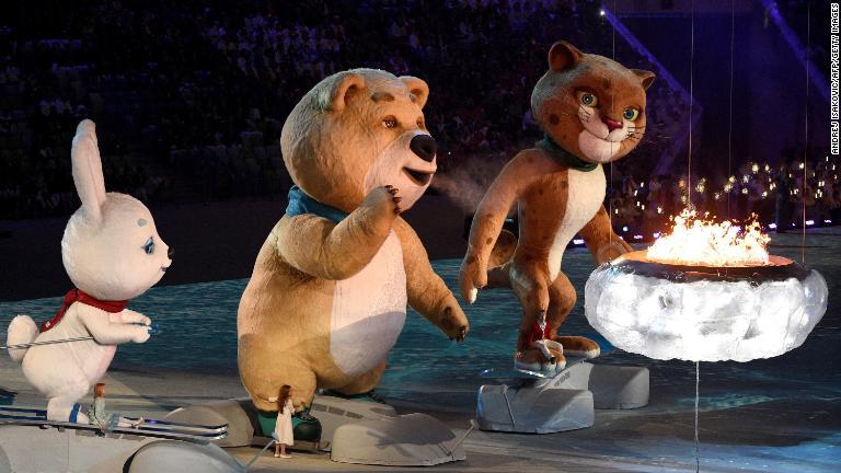 ２０１４年ソチ冬季五輪の「ノウサギ」「ホッキョクグマ」「ユキヒョウ」/Andrej Isakovic/AFP/Getty Images