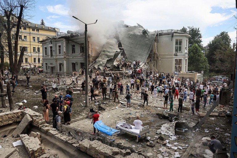 ８日午前のロシア軍によるミサイル攻撃で損壊した病院で作業する救急隊員/Gleb Garanich/Reuters via CNN Newsource