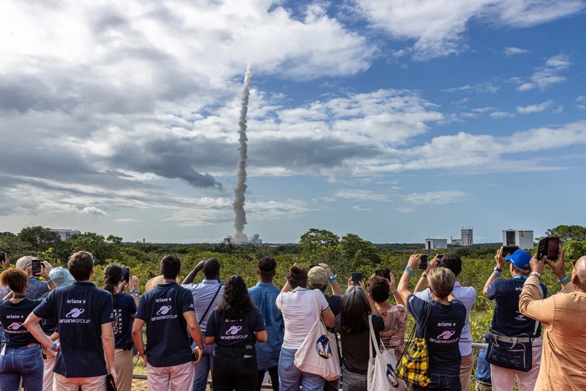 「アリアン６」の打ち上げを見守る人々＝９日、ギアナ宇宙センター/Jody Amiet/AFP/Getty Images