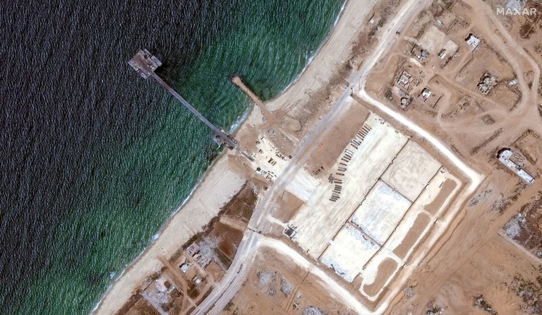 桟橋が写った衛星写真＝６月１２日、パレスチナ自治区ガザ地区沿岸/Maxar Technologies/Reuters