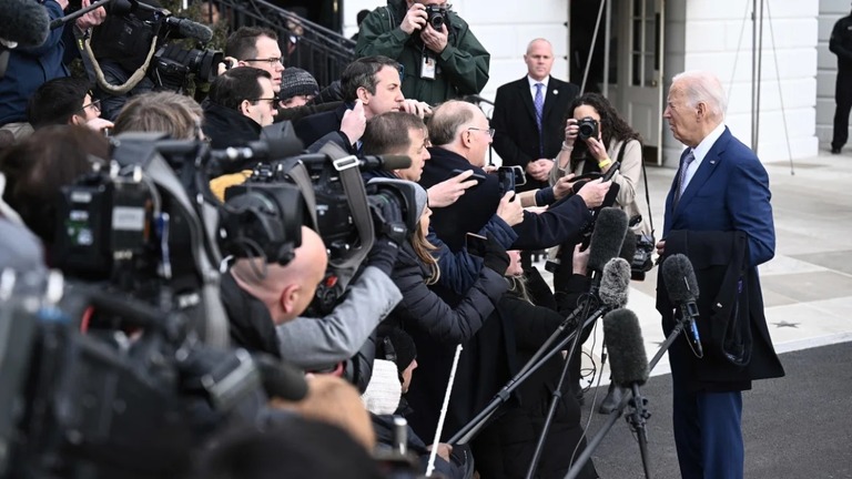 神経科医と面会したとされる翌日に記者団に対応するバイデン米大統領＝１月１８日、ホワイトハウス/Brendan Smialowski/AFP/Getty Images/File