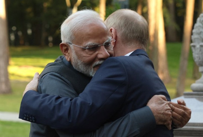 ロシアのプーチン大統領と抱擁を交わすインドのモディ首相/GAVRIIL GRIGOROV/AFP/POOL/AFP via Getty Images