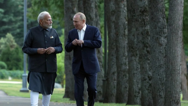 インドのモディ首相（左）とロシアのプーチン大統領＝８日、モスクワ郊外ノボオガリョボ/Gavrill Grigorov/Pool/AFP/Getty Images