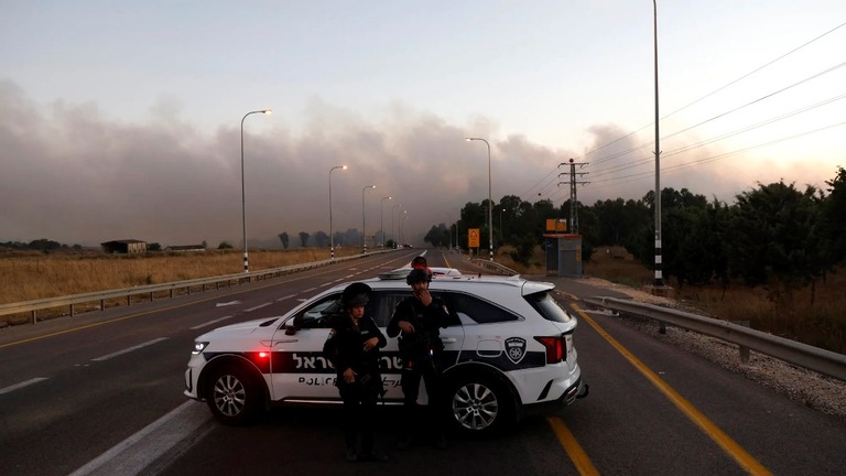 ロケット弾の攻撃を受けて、道路を封鎖するイスラエルの警察＝９日/Jalaa Marey/AFP/Getty Images