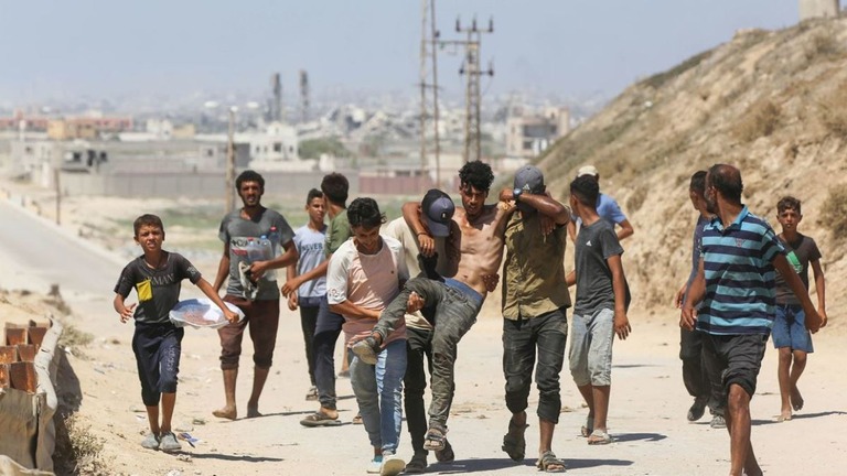 避難指示を受けてガザ市へ向かうパレスチナの人々＝８日/Ashraf Amra/Anadolu/Getty Images
