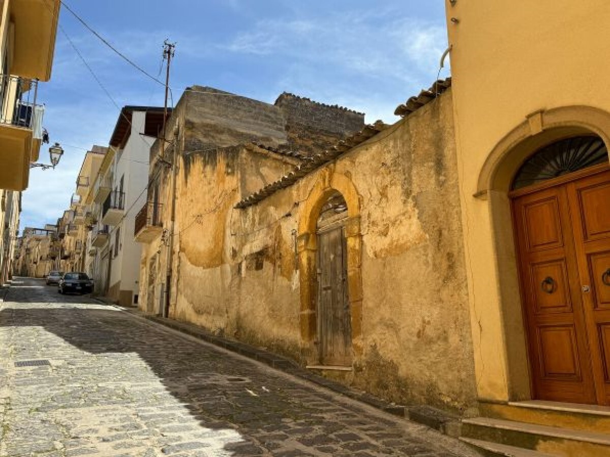 「タイミングは完璧だ」と町長。「旅行者やイタリアへ向かっている興味のある買い手、春や夏の旅行を計画している人は町に来て、一目見ることができる」/Comune Sambuca