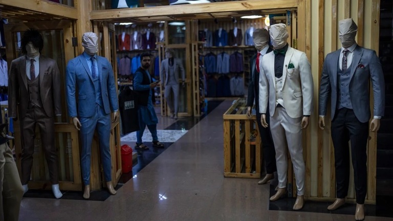 カブール中心部の洋服店の店内。タリバンの規制によりマネキンの顔が覆われている/Rodrigo Abd/AP/File
