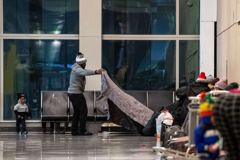 空港内での移住希望者の様子＝１月/Joseph Prezioso/AFP/Getty Images