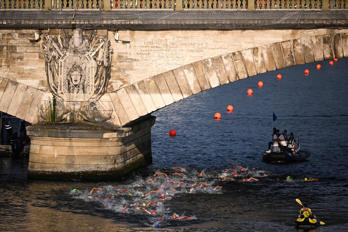 パリ五輪のテストイベントで泳ぐトライアスロン選手＝２０２３年８月１８日、仏パリのセーヌ川/Emmanuel Dunand/AFP/Getty Images