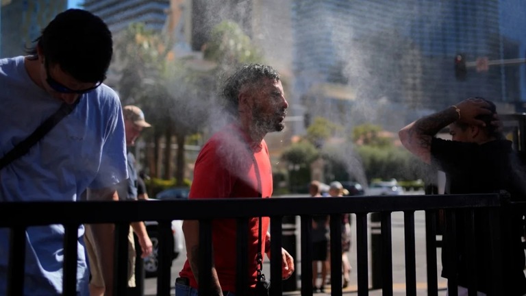 ミストで涼む人々＝７日、ラスベガス/John Locher/AP