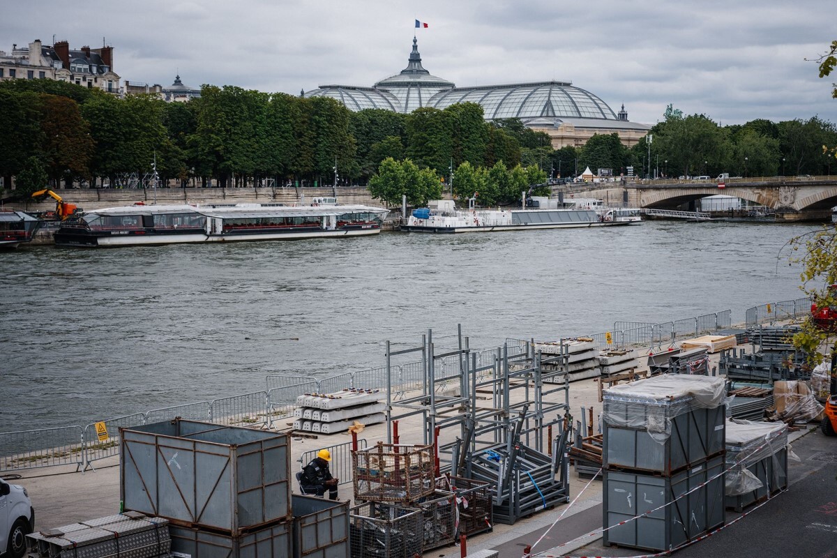 パリ五輪に向けて建設工事が進むセーヌ川沿い＝１日、フランス・パリ/Dimitar Dilkoff/AFP/Getty Images