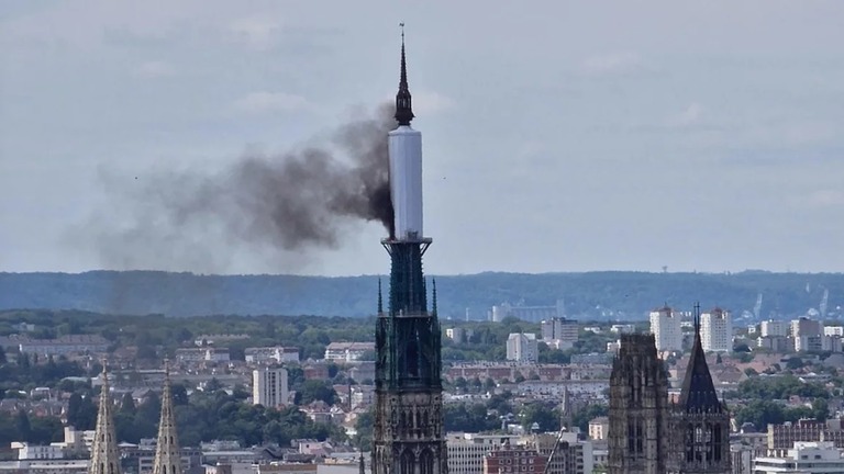 煙が立ち上る大聖堂＝１１日、フランス北部ルーアン/Patrick Streiff/AFP/Getty Images