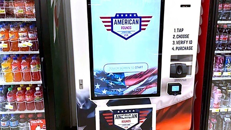 飲料の販売ケースの間に設置された弾薬を売る自動販売機/American Rounds/AP