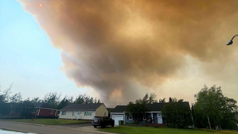 カナダ東部で大規模な山火事が発生している＝１２日、カナダ・ラブラドル市/Josh Bingle/Reuters