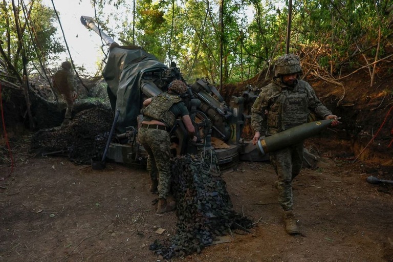 榴弾砲の準備を行う第１４８独立砲兵旅団の兵士＝５月、ウクライナ東部ドネツク州/Valentyn Ogirenko/Reuters