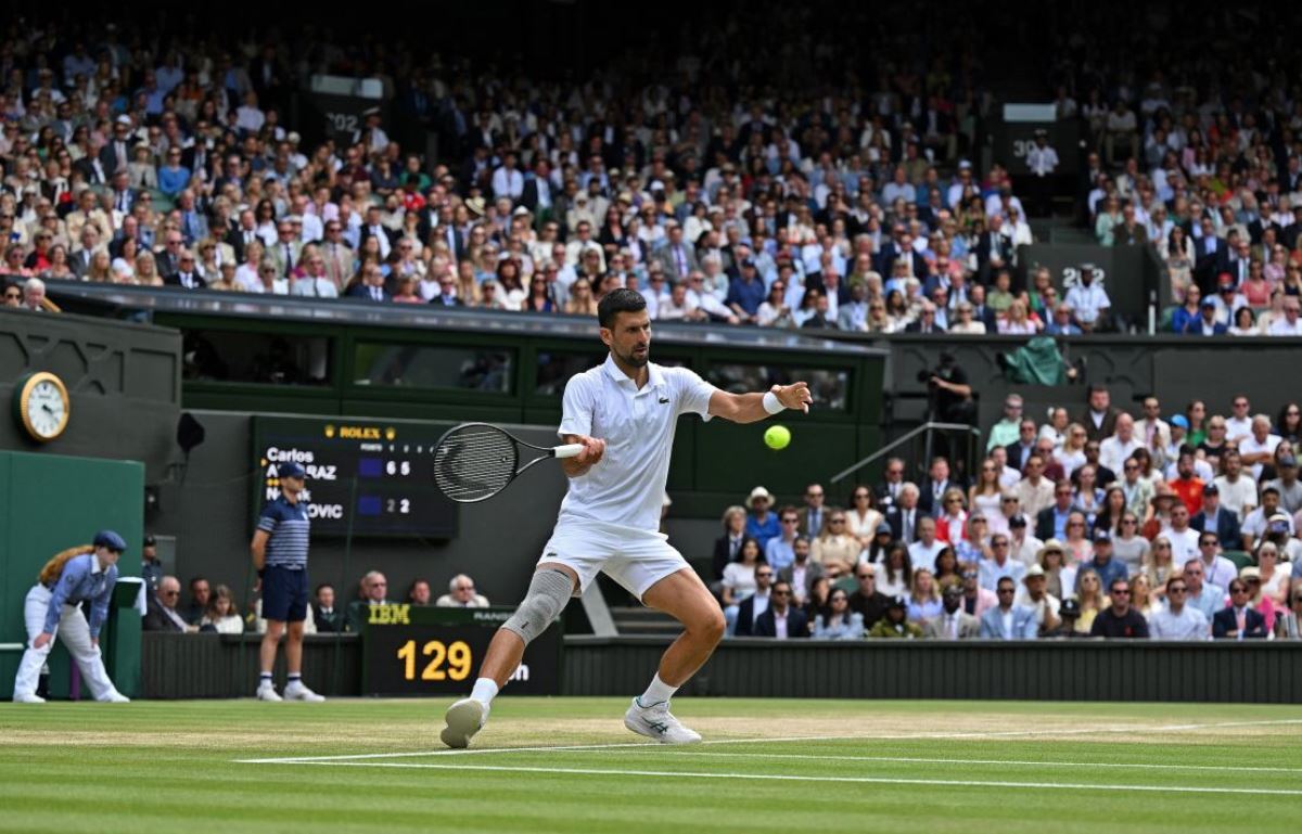 ボールを打ち返すノバク・ジョコビッチ/Andrej Isakovic/AFP/Getty Images