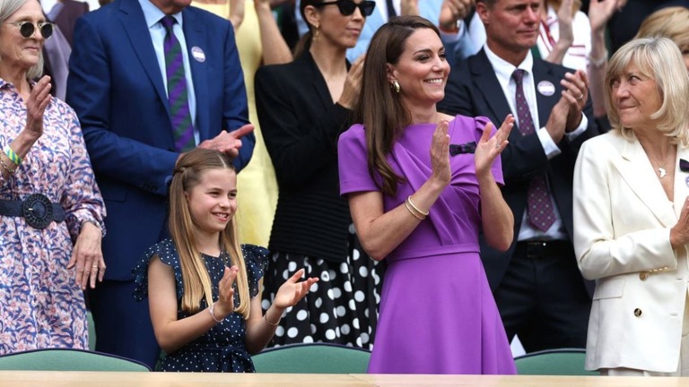 ウィンブルドン選手権の男子シングルス決勝を観戦するキャサリン妃とシャーロット王女/ Paul Childs/Reuters