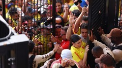サッカー南米選手権、無券のサポーターが押し寄せキックオフ遅延