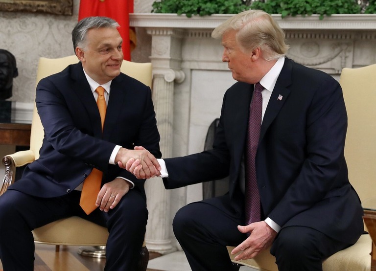 ハンガリーのオルバン首相（左）とトランプ氏/Mark Wilson/Getty Images