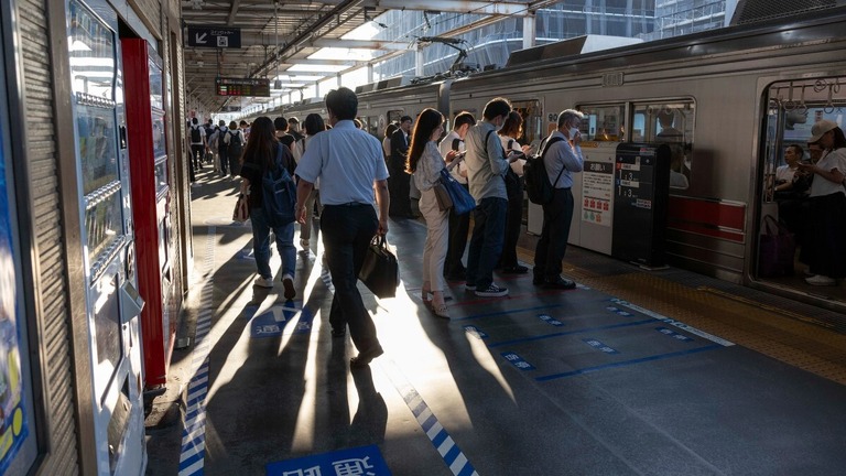 列をつくって地下鉄を待つ通勤客＝３日、東京/Stanislav Kogiku/SOPA Images/LightRocket/Getty Images