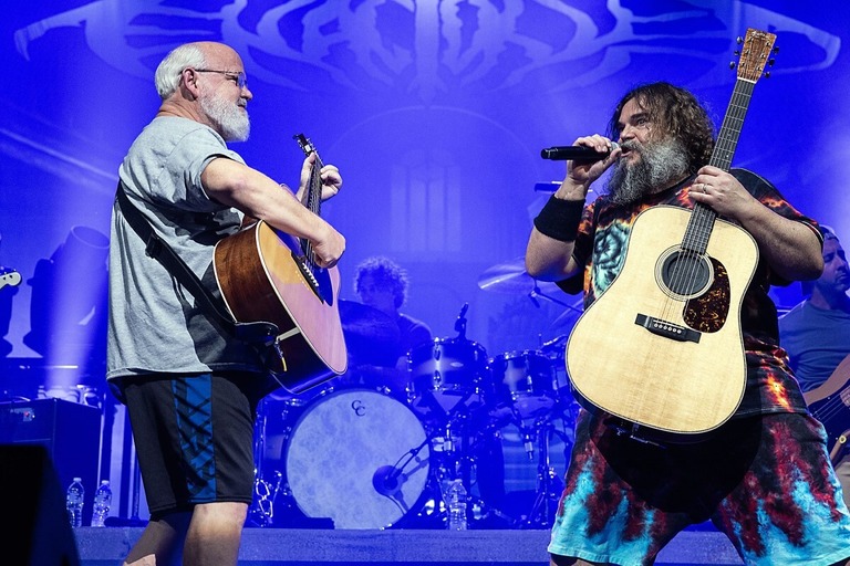 テネイシャスＤのカイル・ガス氏（左）とジャック・ブラック氏が２０２３年９月/Jeff Hahne/Getty Images